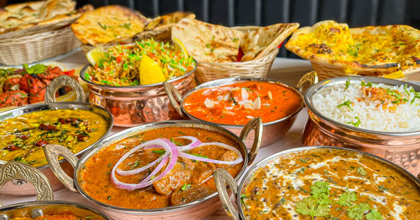 Verschillende Indiase gerechten geserveerd op een thali-schaal